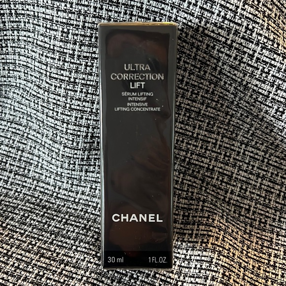 CHANEL Ultra Correction Lift Serum Concentrate
